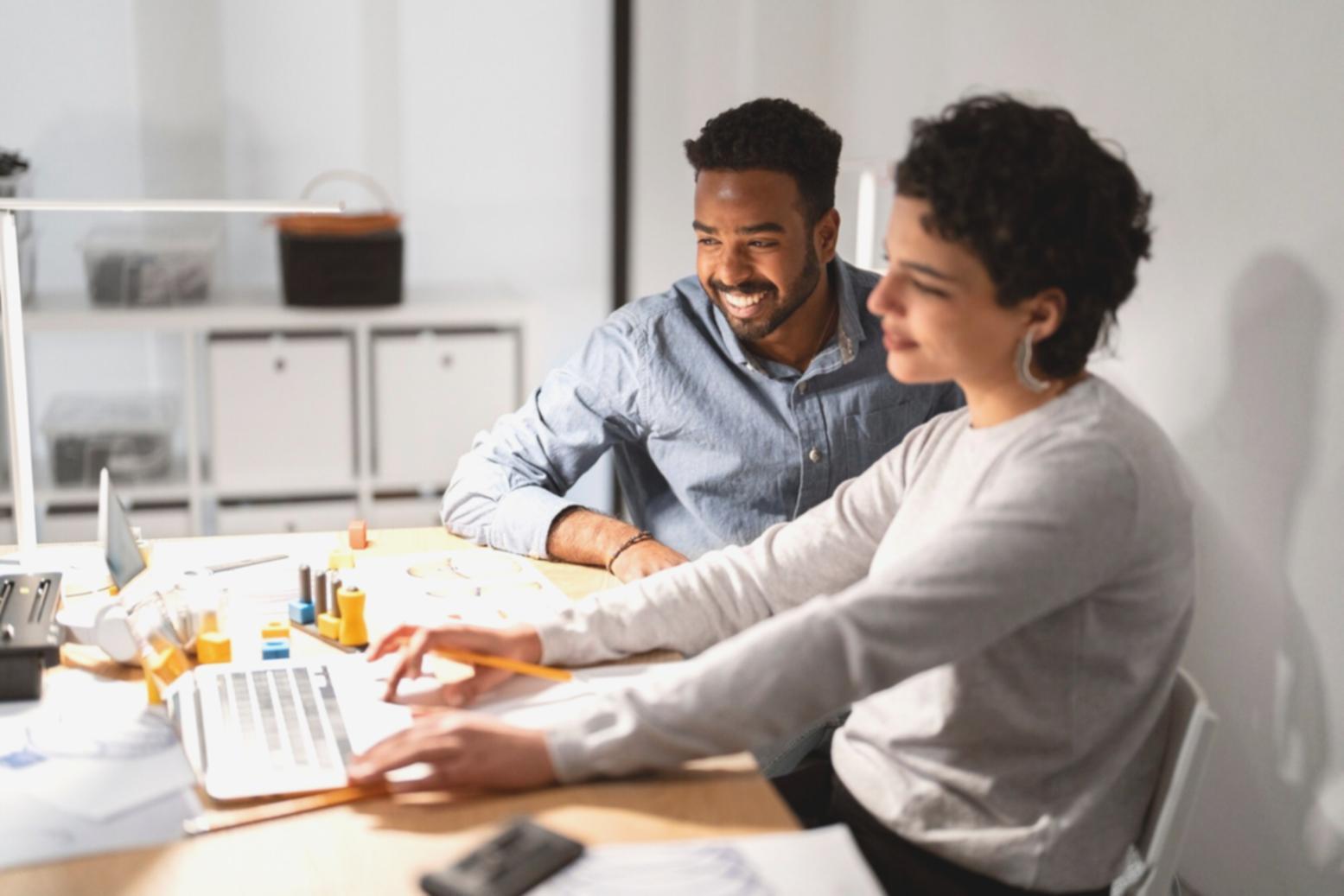 Étudiants travaillant sur des analyses financières