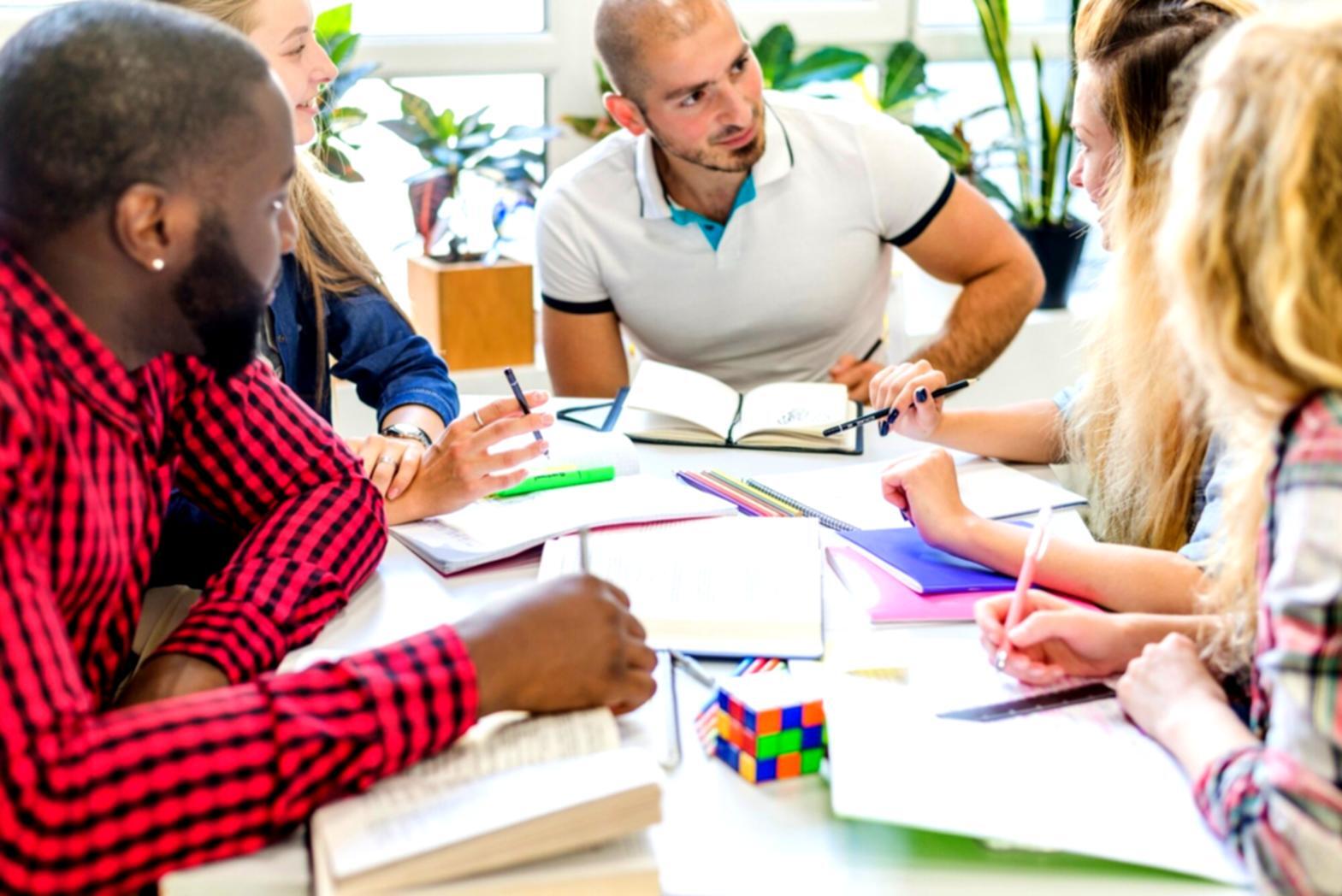 Personne analysant des données financières sur tablette